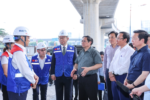 Thủ tướng Phạm Minh Chính trao đổi với nhà thầu thi công tại hiện trường dự án metro Bến Thành - Suối Tiên vào tháng 4.2023