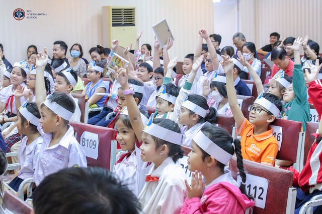 Chung kết TIS Spelling Bee 2023 mùa 7: lộ diện những tài năng ngôn ngữ mới  - Ảnh 1.