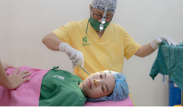 Khách hàng đang được bác sĩ Lý Tấn Việt thực hiện lấy sụn tai không đau đớn