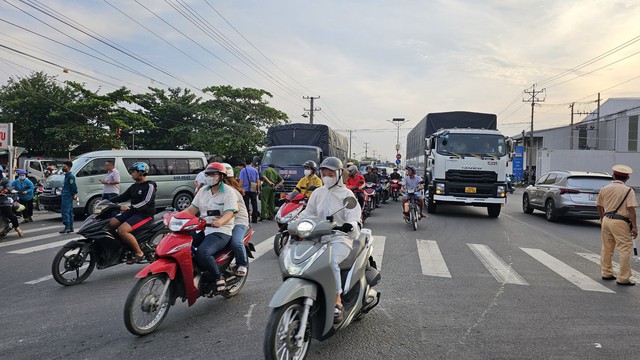 Va chạm với xe biển xanh, người đàn ông bị xe tải tông tử vong tại chỗ - Ảnh 3.