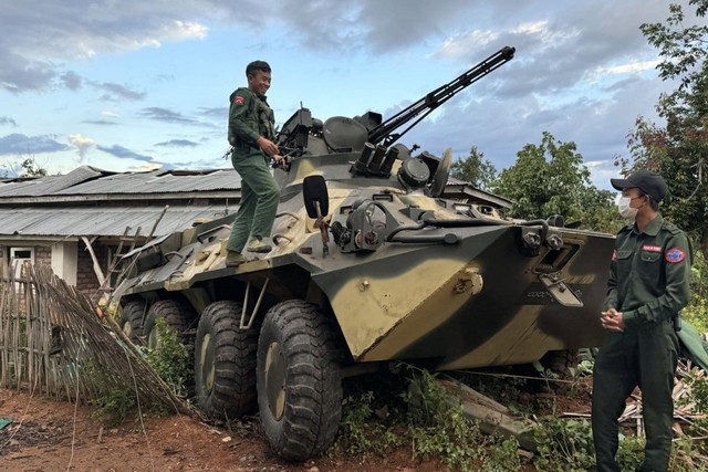 Nhóm vũ trang Myanmar chiếm cửa khẩu phía bắc đất nước, Trung Quốc kêu gọi ngừng bắn - Ảnh 1.