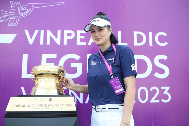 Hoa khôi Kim Huệ rước cúp ở giải golf huyền thoại, tổng tiền thưởng 31 tỉ đồng - Ảnh 1.