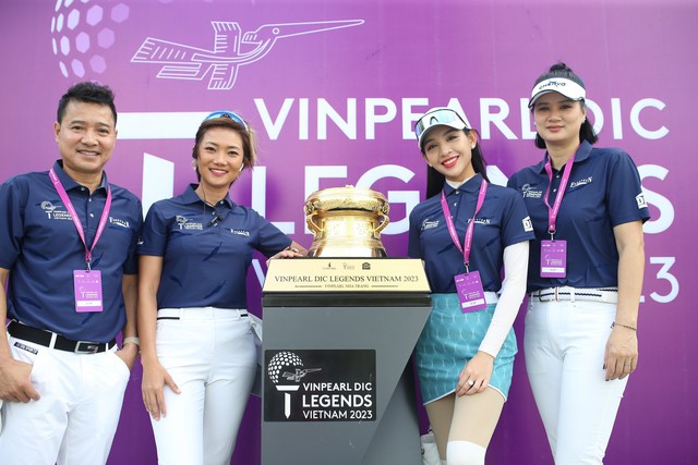 Hoa khôi Kim Huệ rước cúp ở giải golf huyền thoại, tổng tiền thưởng 31 tỉ đồng - Ảnh 2.