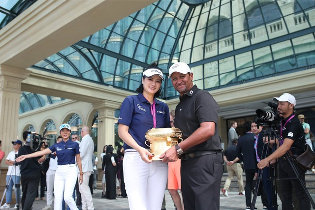 Hoa khôi Kim Huệ rước cúp ở giải golf huyền thoại, tổng tiền thưởng 31 tỉ đồng - Ảnh 5.
