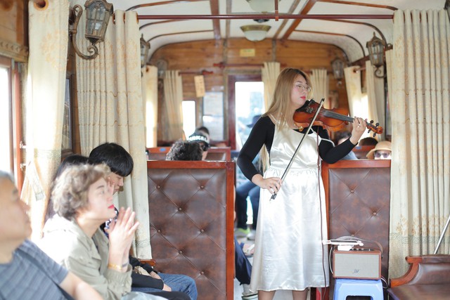 Biểu diễn âm nhạc phục vụ du khách miễn phí trên xe lửa cổ ở Đà Lạt - Ảnh 1.