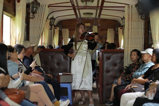Biểu diễn âm nhạc phục vụ du khách miễn phí trên xe lửa cổ ở Đà Lạt - Ảnh 3.