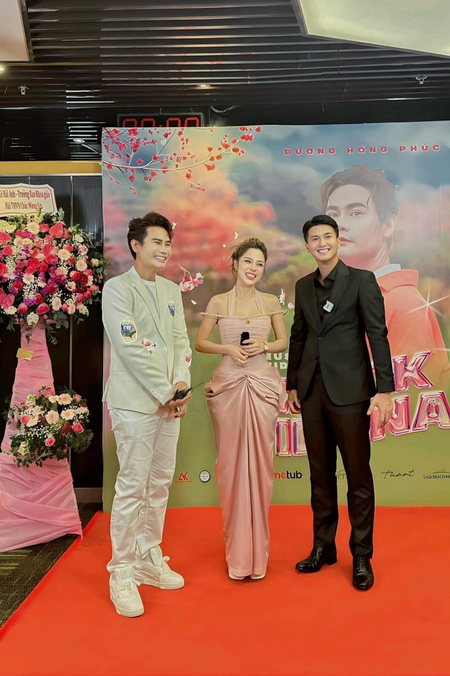 Huỳnh Anh và bà xã Bạch Lan Phương đến chúc mừng MC Hồng Phúc - Ảnh 2.
