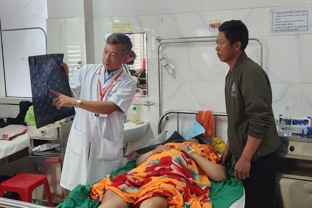 Đắk Lắk: Phẫu thuật cấp cứu người phụ nữ hái cà phê ngã giếng gãy cột sống - Ảnh 1.