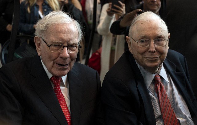 Tỉ phú Warren Buffett mất ‘cánh tay phải’ Charlie Munger - Ảnh 1.