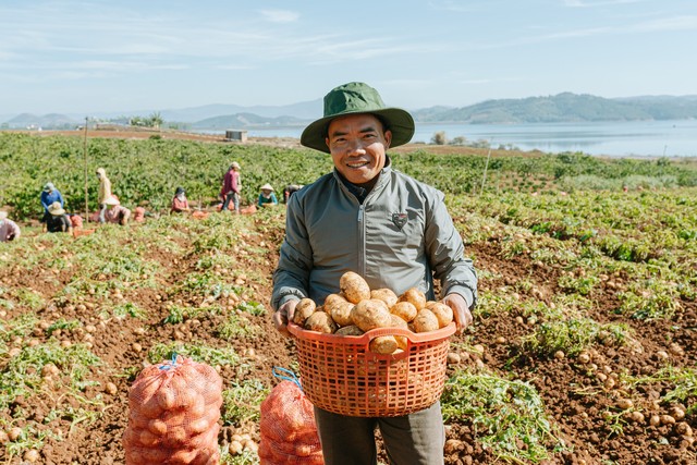Anh Đặng Xuân Tĩnh, nông dân canh tác khoai tây tại xã Tu Tra, hợp tác cùng Orion