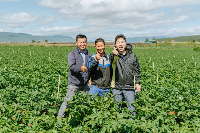 Anh Nguyễn Huy Miền (giữa) cùng hai đại diện kỹ sư nông nghiệp của Orion