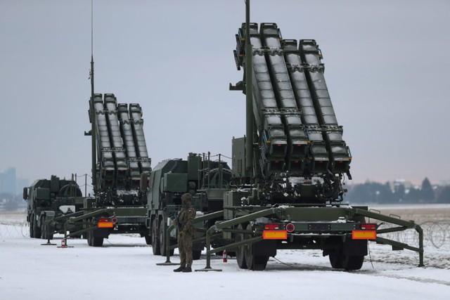 Ukraine nói hệ thống Patriot bắn rơi 5 máy bay Nga trong 5 phút - Ảnh 1. Ukraine nói hệ thống Patriot bắn rơi 5 máy bay Nga trong 5 phút - Ảnh 1.