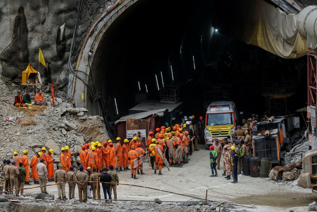 Ấn Độ đặt xong đường ống, chuẩn bị đưa 41 công nhân mắc kẹt ra ngoài - Ảnh 1.