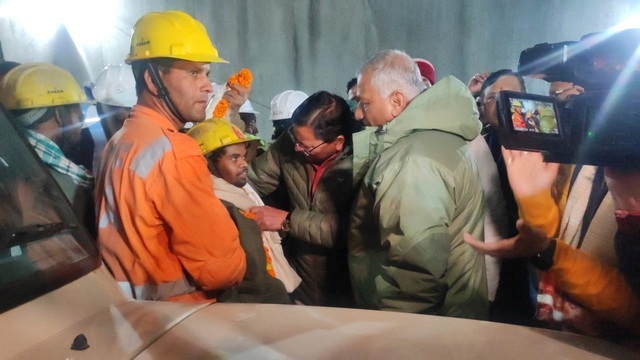 Ấn Độ cứu thành công toàn bộ 41 công nhân vụ sập đường hầm - Ảnh 1.