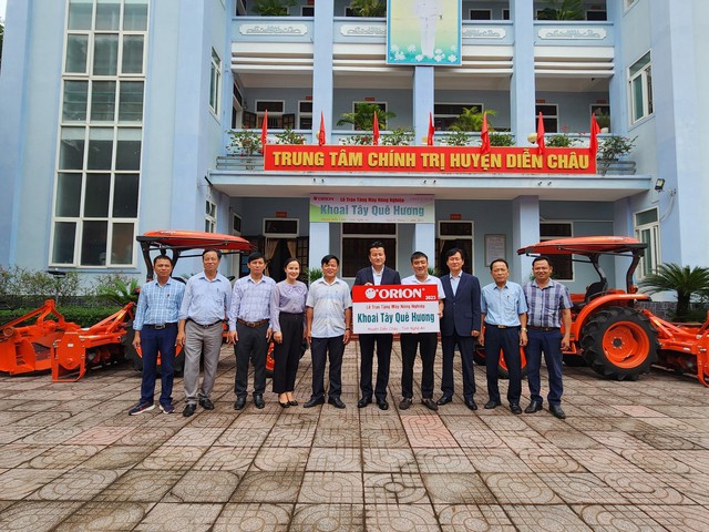Tại Huyện Diễn Châu Orion đã trao tặng hai máy nông nghiệp cho hai hợp tác xã Diễn Trung và Diễn An