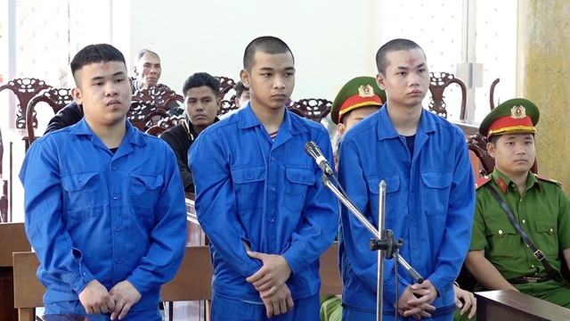Dùng dao phóng lợn đâm chết cha và chú ruột lãnh án 18 năm tù - Ảnh 1. Dùng dao phóng lợn đâm chết cha và chú ruột lãnh án 18 năm tù - Ảnh 1.