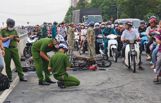 Va chạm trên cầu hai xe máy bốc cháy dữ dội - Ảnh 3.