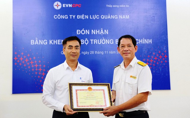 Công ty Điện lực Quảng Nam nhận bằng khen của Bộ trưởng Bộ Tài chính - Ảnh 1.