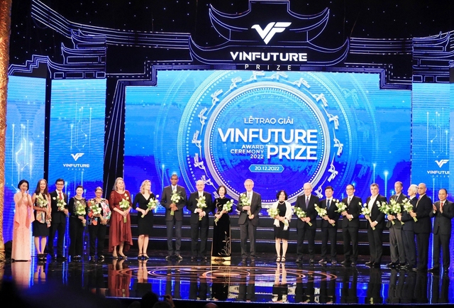 Vinh danh Hội đồng Giải thưởng VinFuture 2022 Ảnh: TTXVN