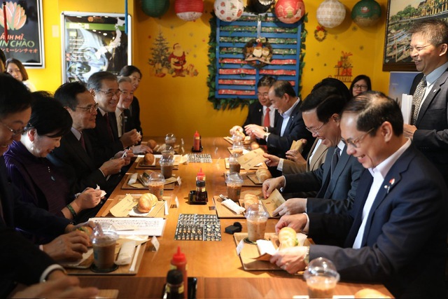Chủ tịch nước Võ Văn Thưởng và Thống đốc Tokyo thưởng thức bánh mì Việt Nam - Ảnh 2.