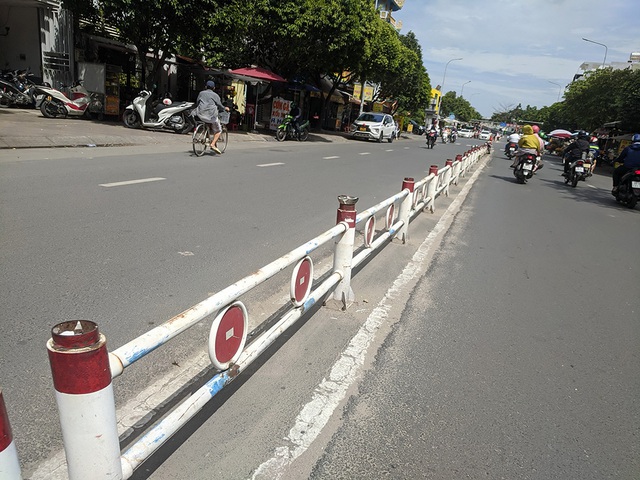 Bạn đọc viết: Những quả cầu trên dải phân cách bị tháo trộm - Ảnh 1.