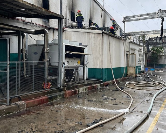 Cháy xưởng sản xuất thuốc thú y, 4 công nhân được giải cứu an toàn - Ảnh 1.