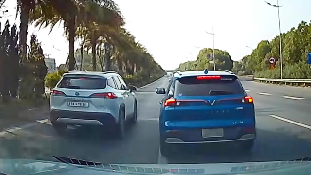 Ô tô dừng đột ngột trên cao tốc như 'đường làng', suýt gây tai nạn liên hoàn - Ảnh 2. Ô tô dừng đột ngột trên cao tốc như 'đường làng', suýt gây tai nạn liên hoàn - Ảnh 2.