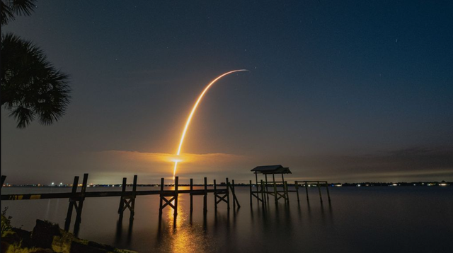 Các tên lửa SpaceX đang xé toạc khí quyển và tạo nên những lỗ thủng - Ảnh 1.