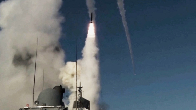 Tàu hộ vệ Nga phóng tên lửa hành trình Kalibr vào cơ sở  hạ tầng quân sự UkraineẢnh: Bộ Quốc phòng Nga