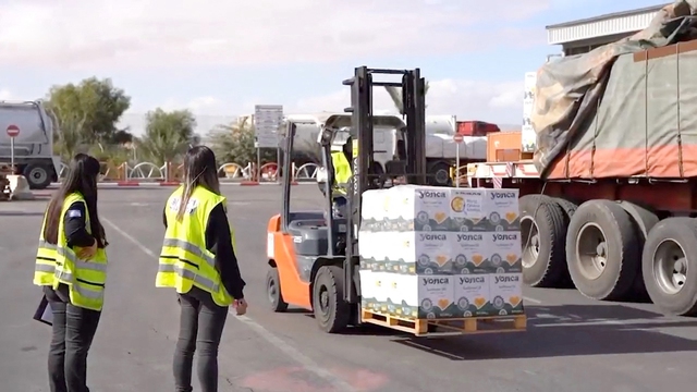 Hàng viện trợ  được chất lên xe tải đến Dải Gaza Ảnh: Reuters
