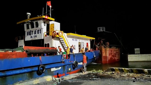 Cứu kịp thời 11 thuyền viên trên tàu hàng gặp nạn ở vùng biển Quảng Nam - Ảnh 2.