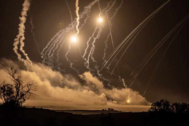 Mỹ dùng UAV tìm con tin, Pháp điều thêm tàu sân bay trực thăng tới gần Gaza - Ảnh 1.