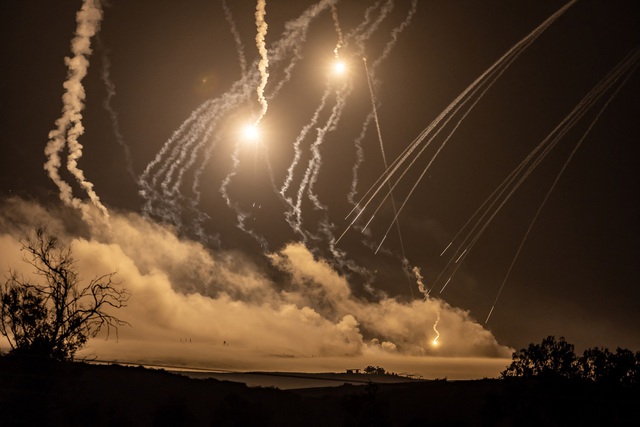 Mỹ dùng UAV tìm con tin, Pháp điều thêm tàu sân bay trực thăng tới gần Gaza - Ảnh 1. Mỹ dùng UAV tìm con tin, Pháp điều thêm tàu sân bay trực thăng tới gần Gaza - Ảnh 1.