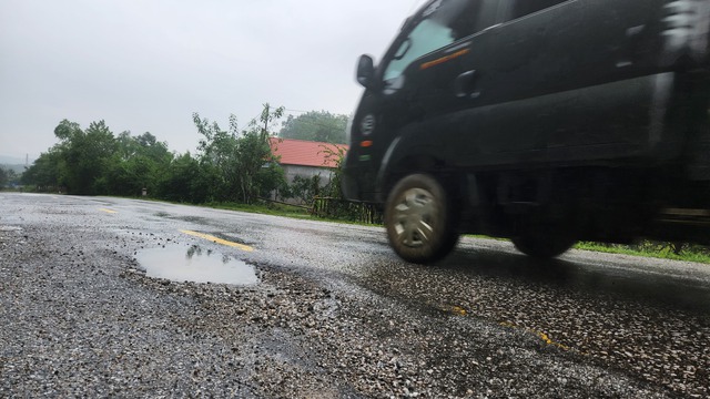 Hà Tĩnh: Nhiều tuyến giao thông bị sạt lở, hư hỏng mặt đường sau mưa lớn - Ảnh 2.