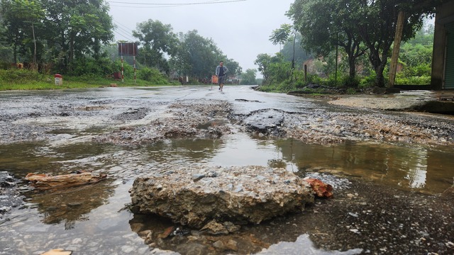 Hà Tĩnh: Nhiều tuyến giao thông bị sạt lở, hư hỏng mặt đường sau mưa lớn - Ảnh 9.