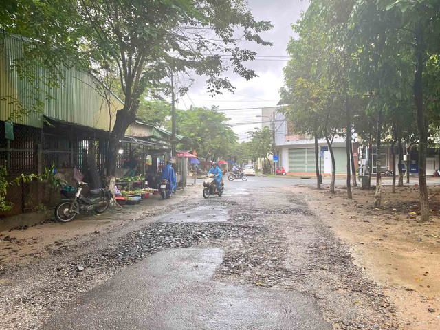 Nhiều tuyến đường ở TP.Quảng Ngãi xuống cấp, hư hỏng - Ảnh 1. Nhiều tuyến đường ở TP.Quảng Ngãi xuống cấp, hư hỏng - Ảnh 1.