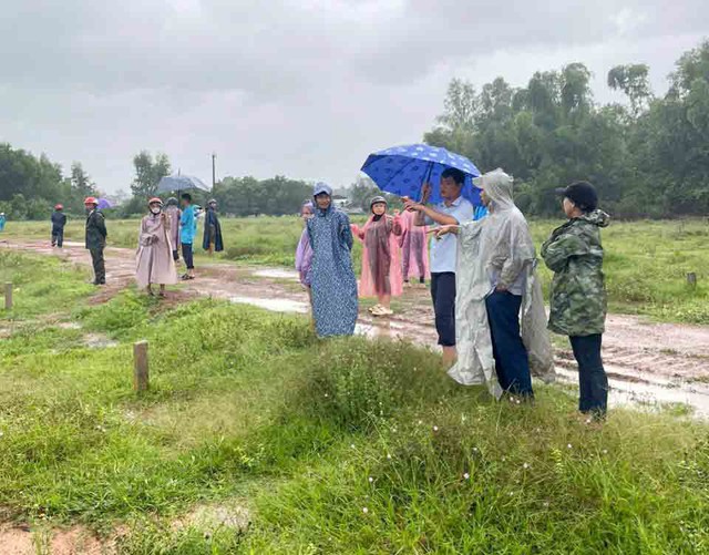 Huyện đã tổ chức bàn giao đất cho dân - Ảnh 1. Huyện đã tổ chức bàn giao đất cho dân - Ảnh 1.