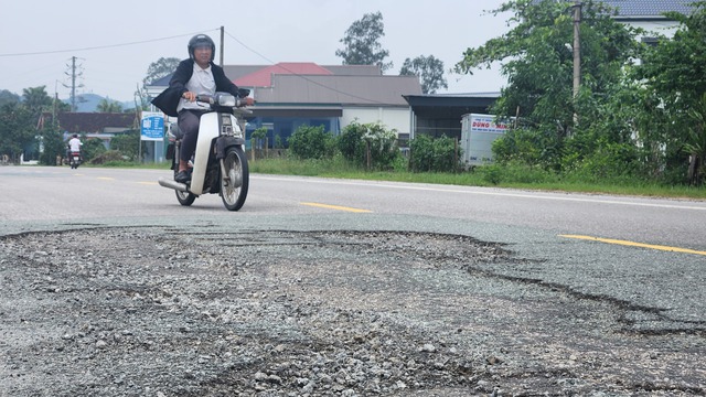 Hà Tĩnh: Nhiều tuyến giao thông bị sạt lở, hư hỏng mặt đường sau mưa lớn - Ảnh 11.