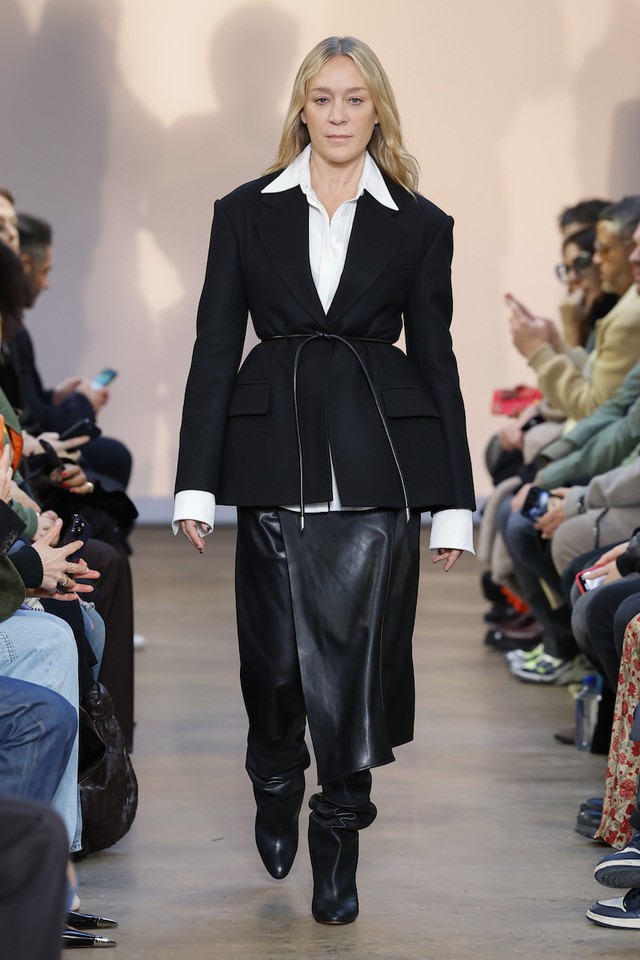 Blazer và váy da, quyền lực, lập dị nhưng cực kỳ nữ tính ở công sở - Ảnh 4. Blazer và váy da, quyền lực, lập dị nhưng cực kỳ nữ tính ở công sở - Ảnh 4.