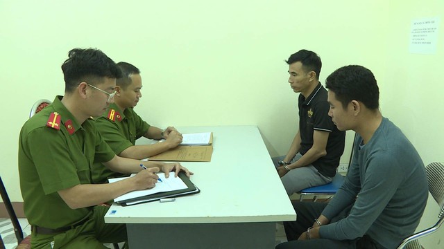 Khởi tố 2 phóng viên về tội lừa đảo chiếm đoạt tài sản - Ảnh 1. Khởi tố 2 phóng viên về tội lừa đảo chiếm đoạt tài sản - Ảnh 1.
