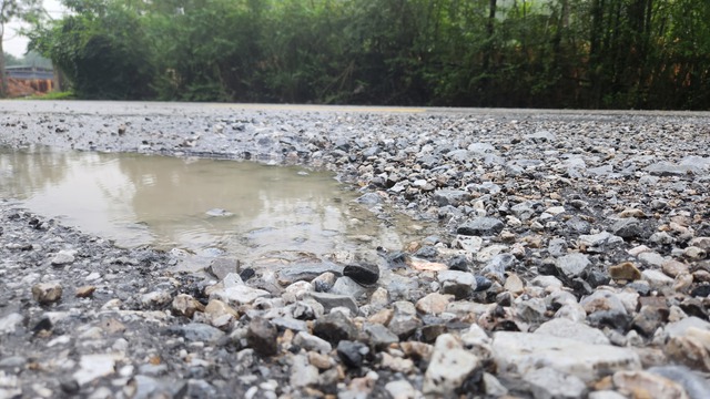 Hà Tĩnh: Nhiều tuyến giao thông bị sạt lở, hư hỏng mặt đường sau mưa lớn - Ảnh 4.