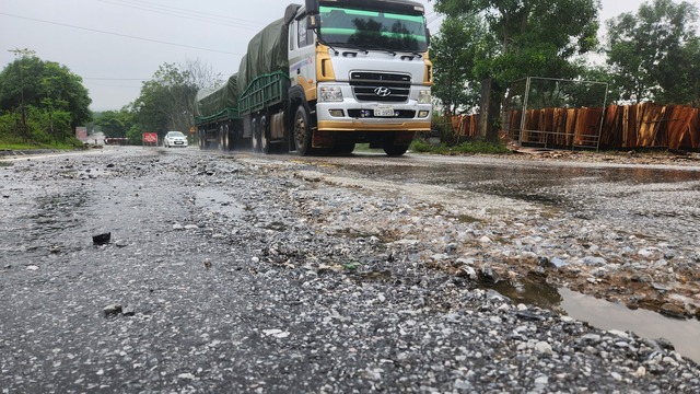 Hà Tĩnh: Nhiều tuyến giao thông bị sạt lở, hư hỏng mặt đường sau mưa lớn - Ảnh 5.