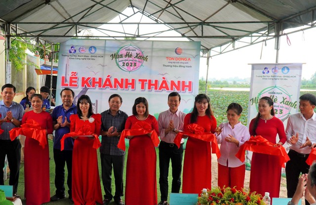 Đại diện Tôn Đông Á, Ông Nguyễn Thanh Trung - Chủ tịch HĐQT và Bà Nguyễn Thị Ngọc Quỳnh - Thành viên HĐQT cắt băng khánh thành tài trợ "Đường vào di tích chùa Phước Thiện" tại Đồng Tháp trong chiến dịch Mùa hè xanh của Trường ĐH Bách Khoa TP.HCM - Khoa Công nghệ Vật liệu Đại diện Tôn Đông Á, Ông Nguyễn Thanh Trung - Chủ tịch HĐQT và Bà Nguyễn Thị Ngọc Quỳnh - Thành viên HĐQT cắt băng khánh thành tài trợ "Đường vào di tích chùa Phước Thiện" tại Đồng Tháp trong chiến dịch Mùa hè xanh của Trường ĐH Bách Khoa TP.HCM - Khoa Công nghệ Vật liệu