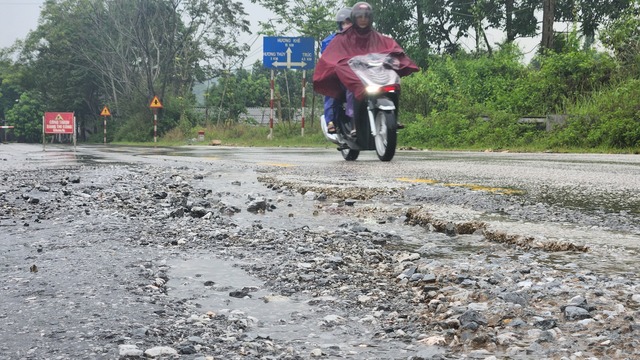 Hà Tĩnh: Nhiều tuyến giao thông bị sạt lở, hư hỏng mặt đường sau mưa lớn - Ảnh 6.