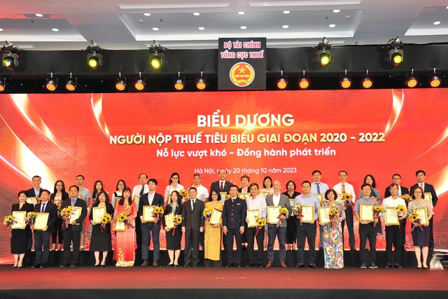 Ông Hồ Song Ngọc - Tổng Giám đốc Công ty CP Tôn Đông Á đại diện nhận bằng khen vinh danh doanh nghiệp nộp thuế tiêu biểu giai đoạn 2020 - 2022 Ông Hồ Song Ngọc - Tổng Giám đốc Công ty CP Tôn Đông Á đại diện nhận bằng khen vinh danh doanh nghiệp nộp thuế tiêu biểu giai đoạn 2020 - 2022