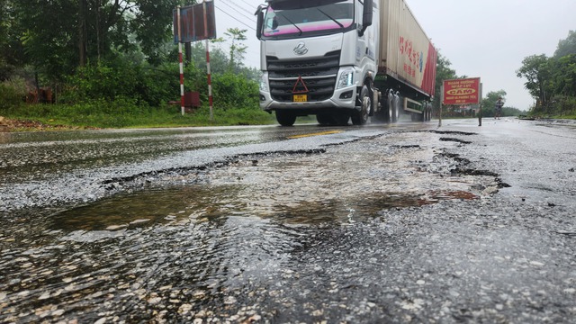 Hà Tĩnh: Nhiều tuyến giao thông bị sạt lở, hư hỏng mặt đường sau mưa lớn - Ảnh 1.