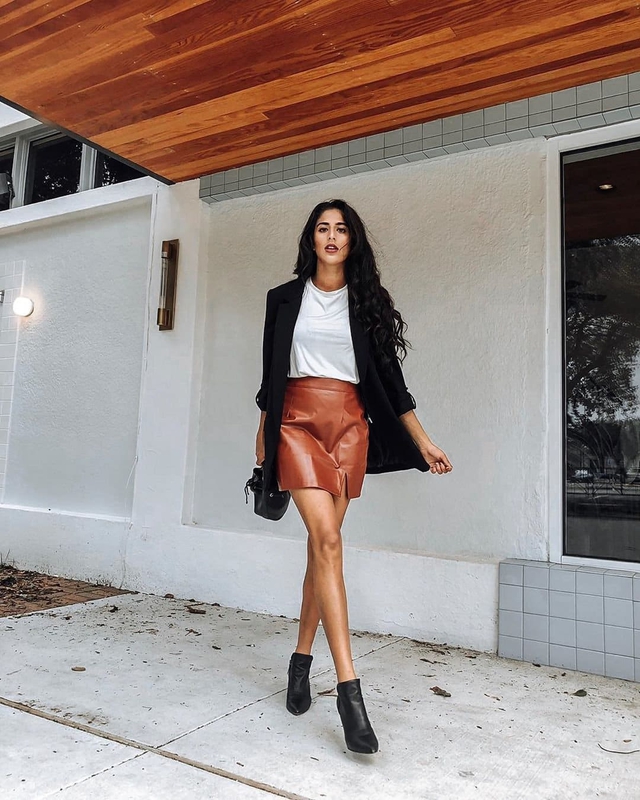 Blazer và váy da, quyền lực, lập dị nhưng cực kỳ nữ tính ở công sở - Ảnh 7. Blazer và váy da, quyền lực, lập dị nhưng cực kỳ nữ tính ở công sở - Ảnh 7.