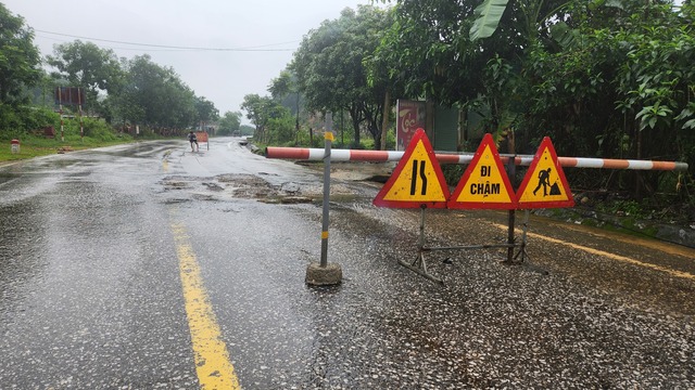 Hà Tĩnh: Nhiều tuyến giao thông bị sạt lở, hư hỏng mặt đường sau mưa lớn - Ảnh 7.