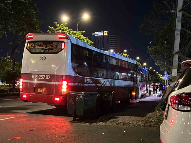 TP.HCM mạnh tay xử lý “xe dù bến cóc” - Ảnh 1. TP.HCM mạnh tay xử lý “xe dù bến cóc” - Ảnh 1.