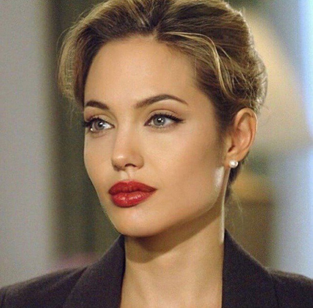 Nhan sắc 'trời ban' của Angelina Jolie qua thời gian - Ảnh 7.